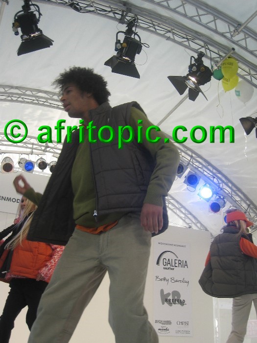 ../Images/Krefeld-Strssenmodenschau-2005 227.jpg